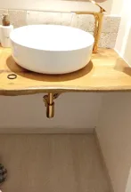 Lavatório com louças e metais instalados